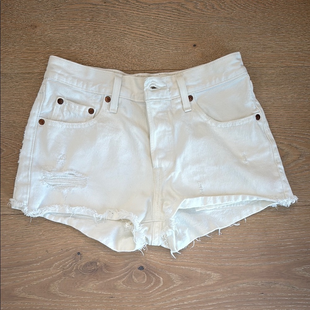 White Levi’s Shorts